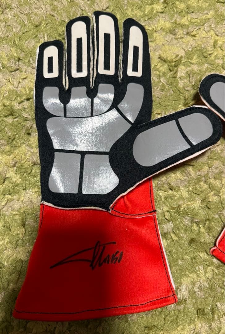 F1 フェラーリ レーシンググローブ PUMA サイン入　レプリカ　①