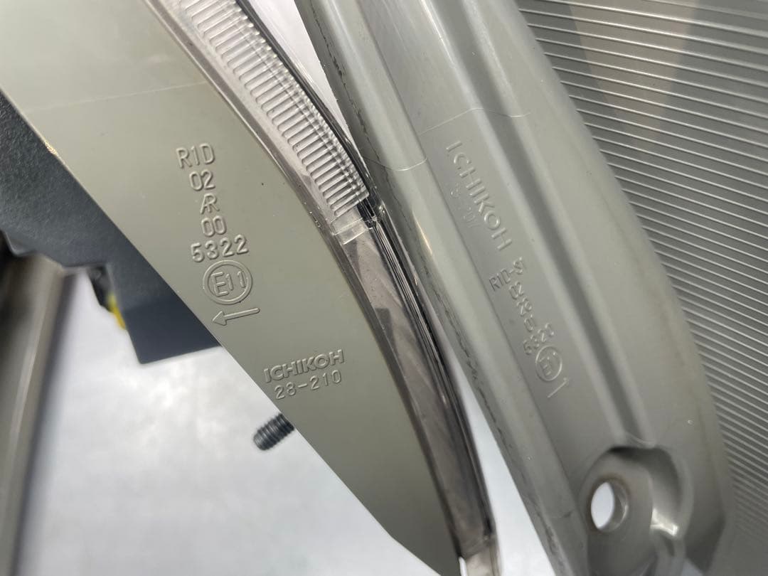 AHR20エスティマ ハイブリッドLEDテールランプ フィニッシャー28-207