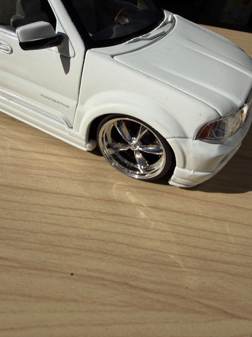 Lincoln Navigator ホワイト ミニカー
