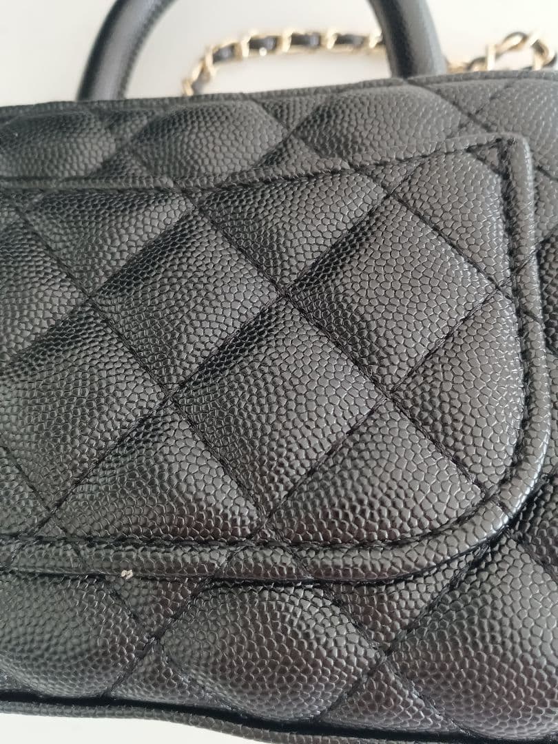 CHANEL ブラックレザーショルダーバッグノベルティ