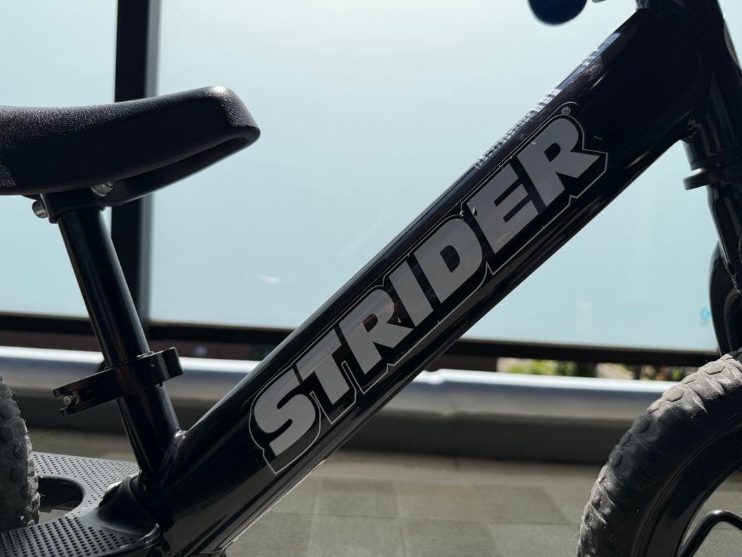 STRIDER バランスバイク ブラック 12インチ　スタンド付