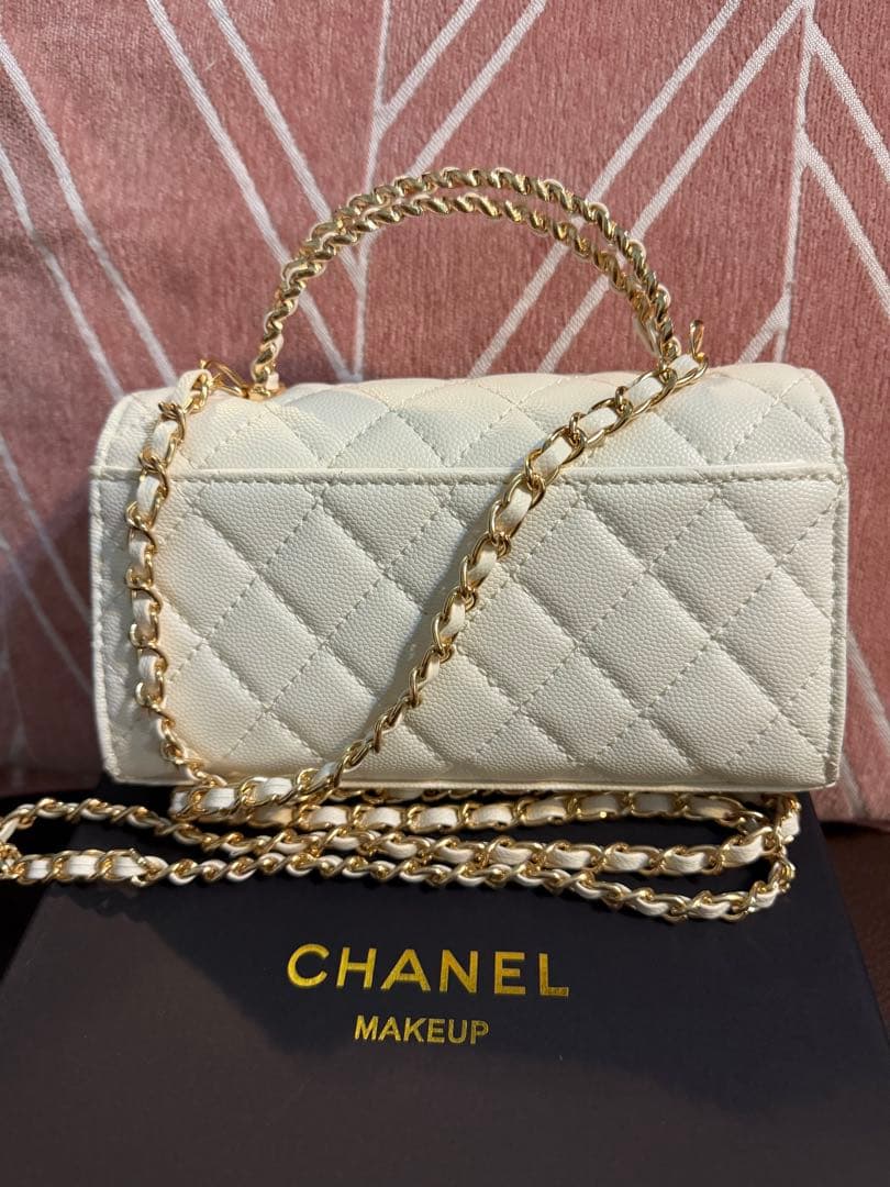 CHANEL ノベルティキルティングホワイトバッグ