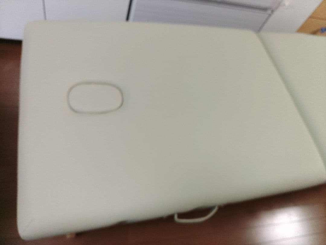 折りたたみ式マッサージベッド クリーム色