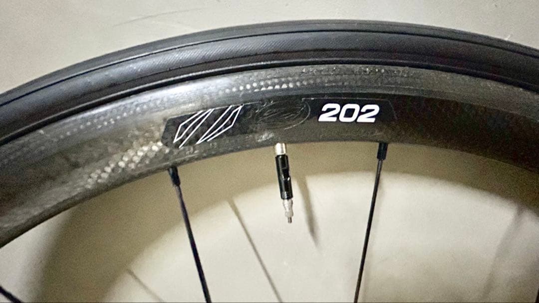 【ZIPP製カーボンホイール】タイヤ込重量840g鬼軽★定価前後で35万円程