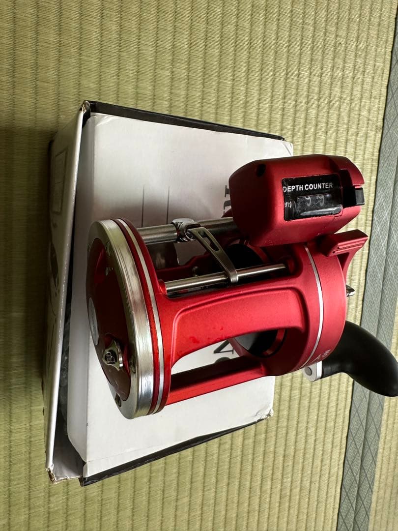 未使用　　深度カウンター付きベイトリール レッド