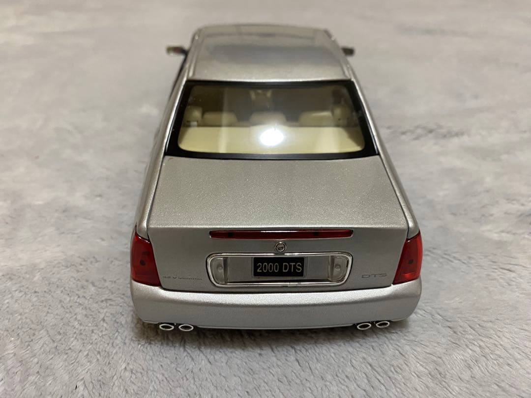 ミニカー Maisto 2000 DeVille 1/18