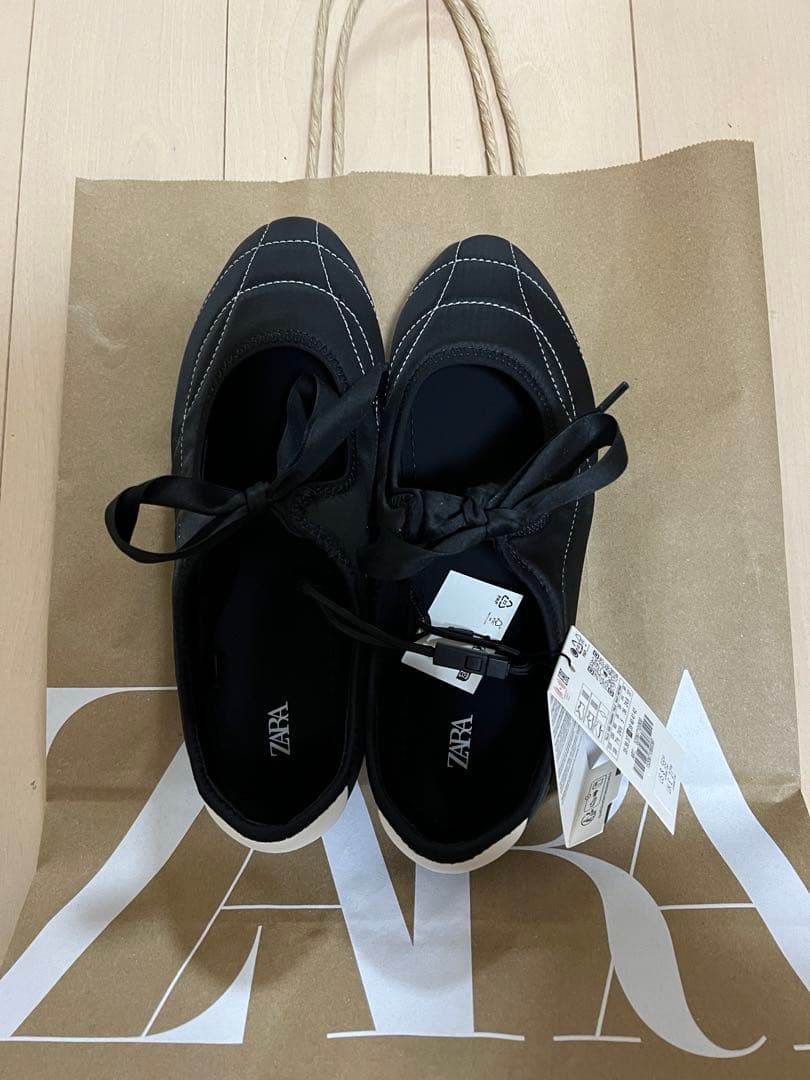 ZARA バレエシューズ　靴　ブラック　黒　ホワイト　白 スニーカー