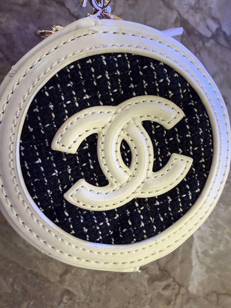 シャネル　CHANEL パース　まる　円形　キルト　白黒　ノベルティ　新