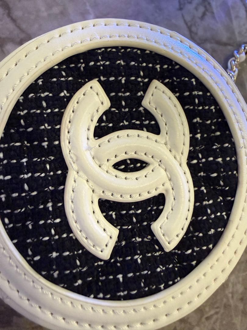 シャネル　CHANEL パース　まる　円形　キルト　白黒　ノベルティ　新
