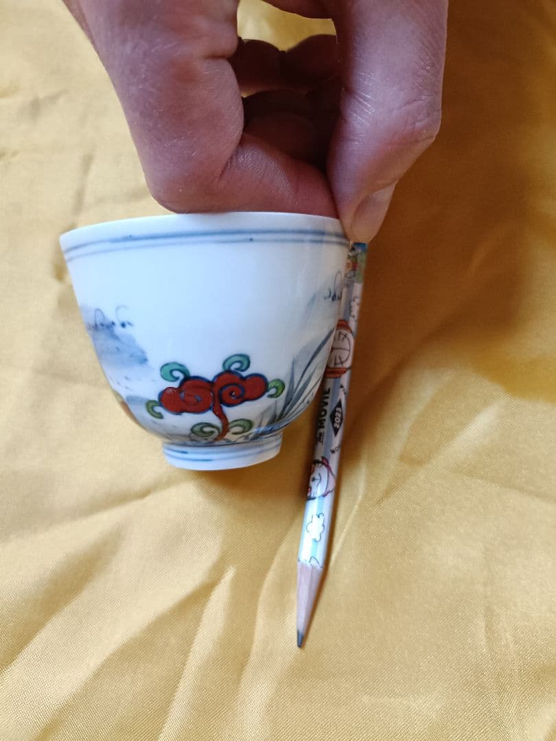 大明成化年製銘あり　伝統的な色絵陶磁器
