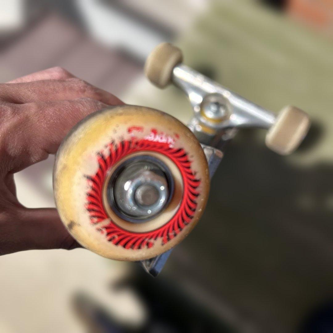 Supreme スケートボード トラックとウィール