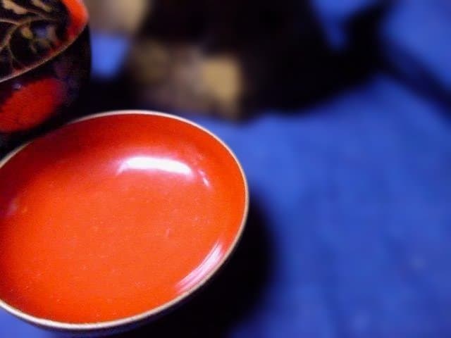 雛道具　美しい蒔絵の御膳腕一式です。小さなものですが良いものです