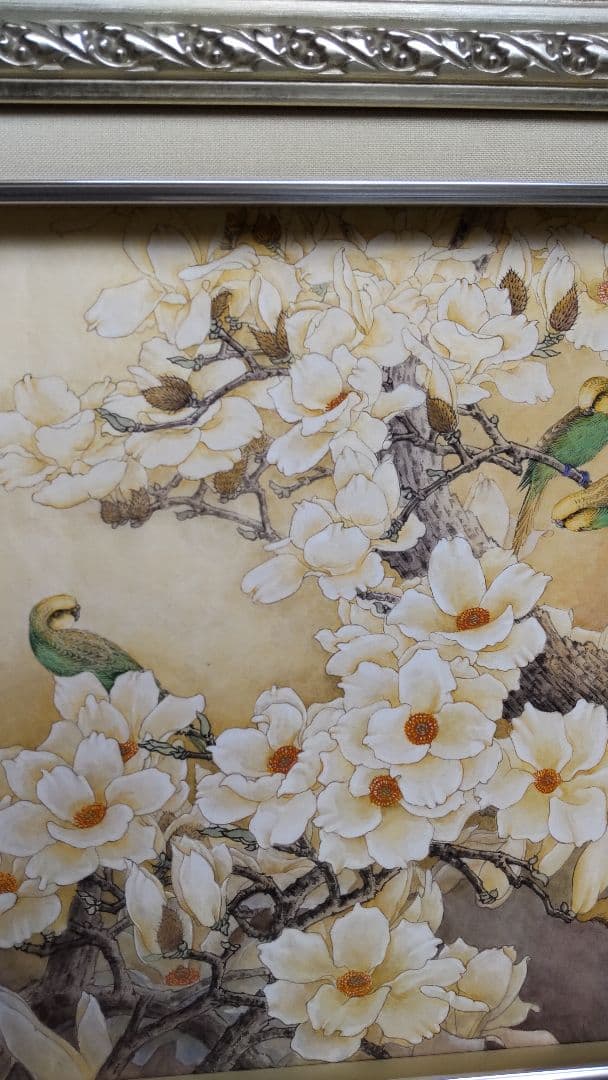 モクレンと緑色のセキセイインコ鳥の日本画