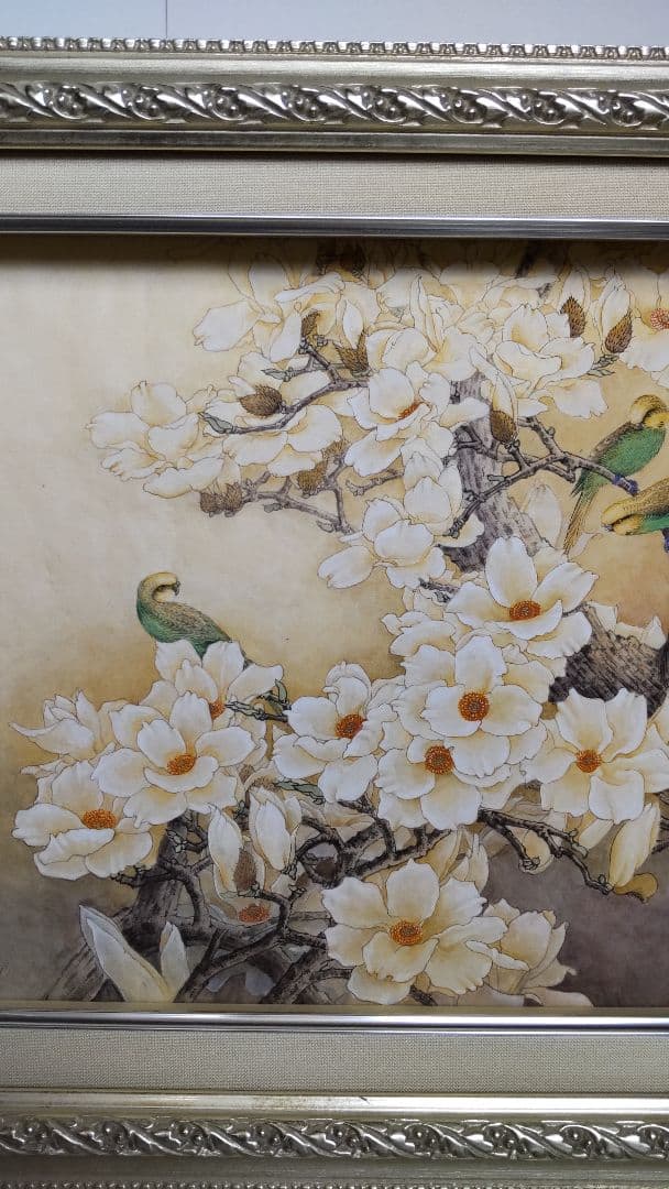 モクレンと緑色のセキセイインコ鳥の日本画