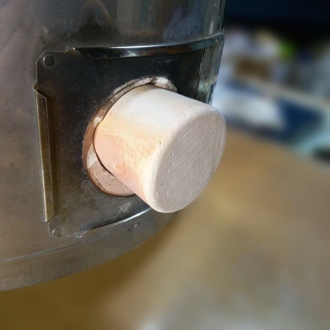 キンカの炭焼き窯と思われます　（キンカ　炭焼き窯　ステンレス　標準型　Ｎ４か？）