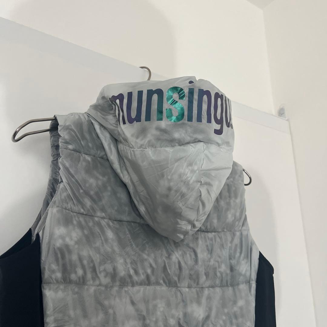 【極美品】マンシングウェア アウター フード付 中綿ベスト 総柄 グレー系