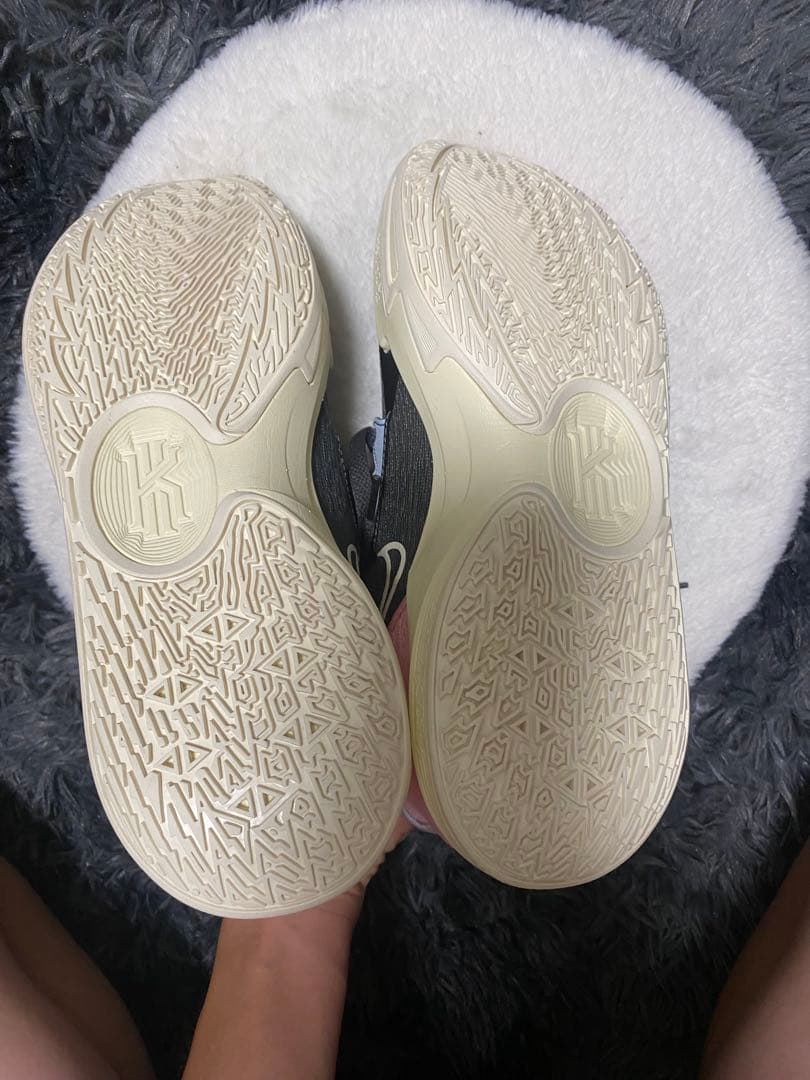 NIKEカイリーlow5バスケットボールシューズ グレー/ピンク