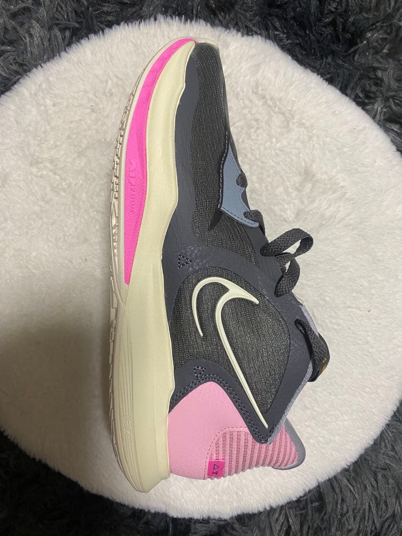 NIKEカイリーlow5バスケットボールシューズ グレー/ピンク