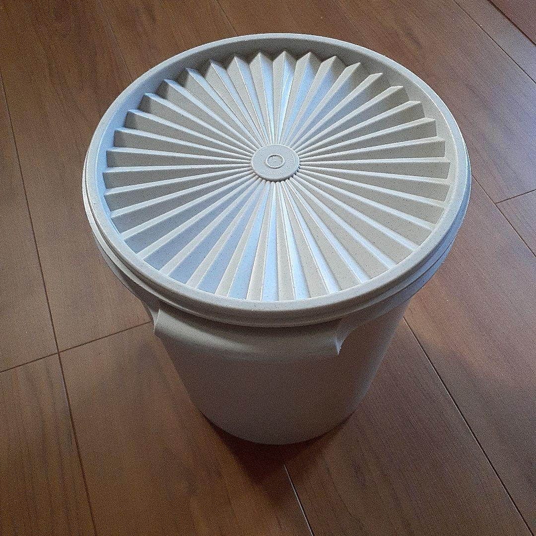 タッパーウェア　Tupperware 　グレー　円形　蓋付き　保存容器