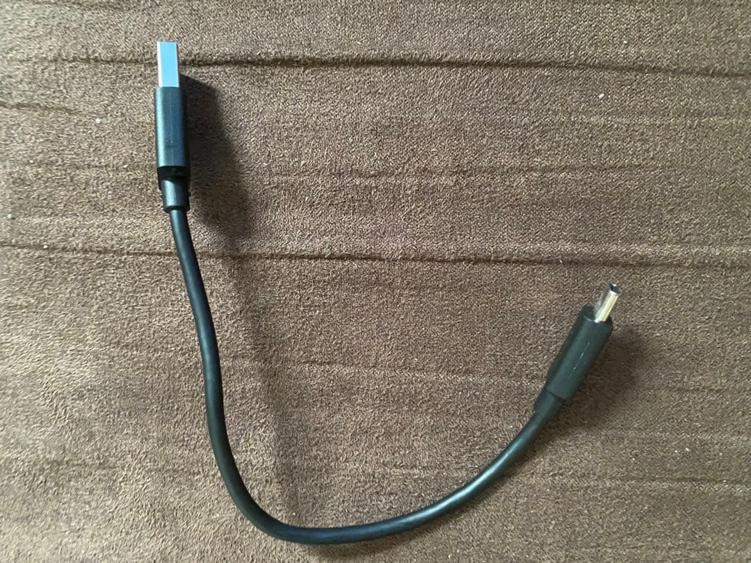 レーザー距離計ケースとUSBケーブル