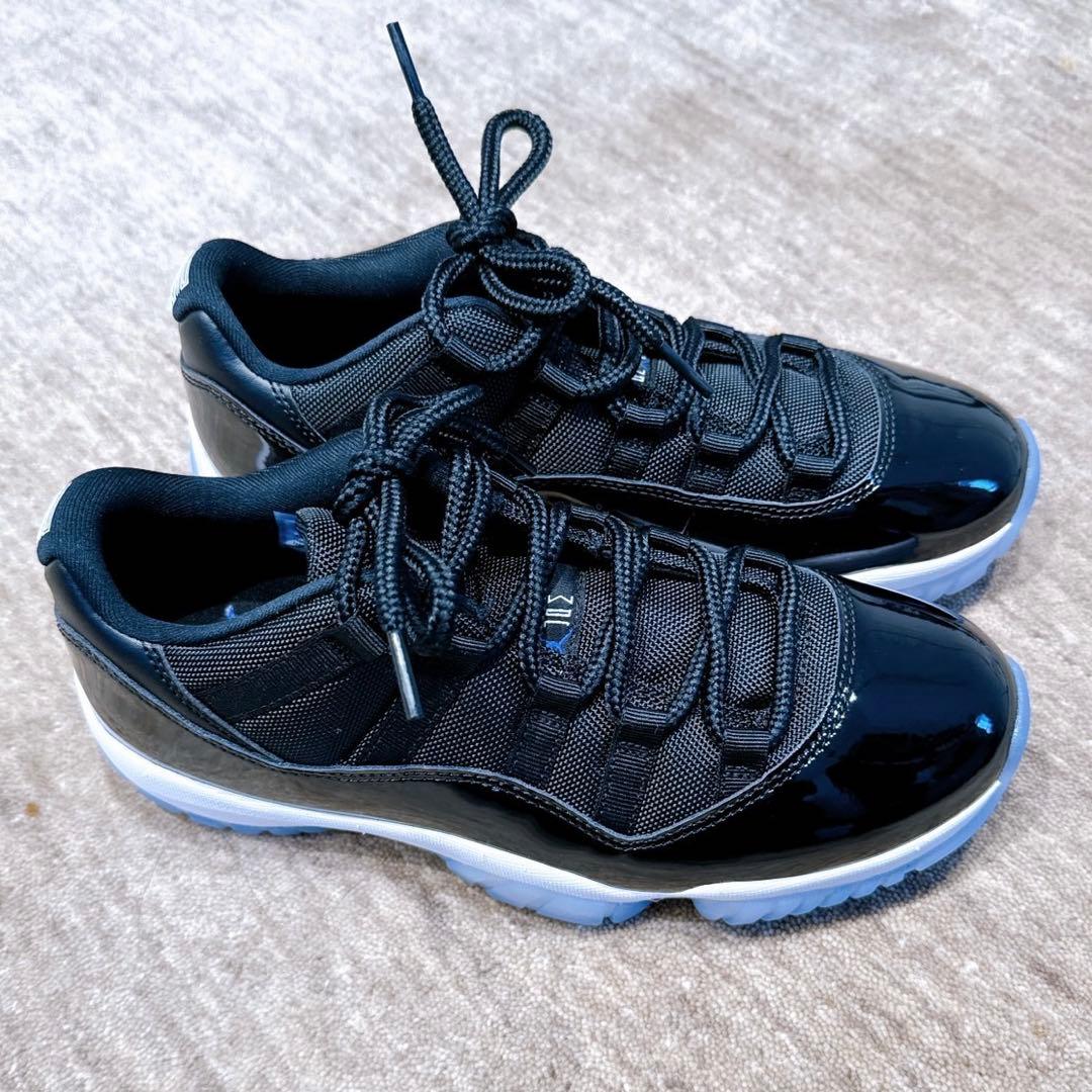 【NIKEエアジョーダン11 レトロロー】　ブラックアンドバーシティロイヤル