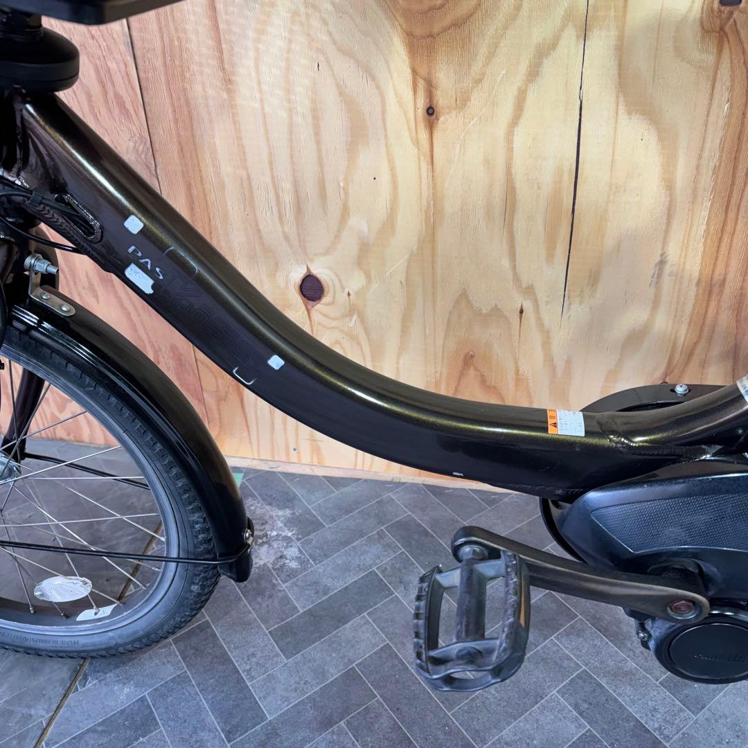 黒い電動アシスト自転車 前面バスケット付きバッテリー12.3ah