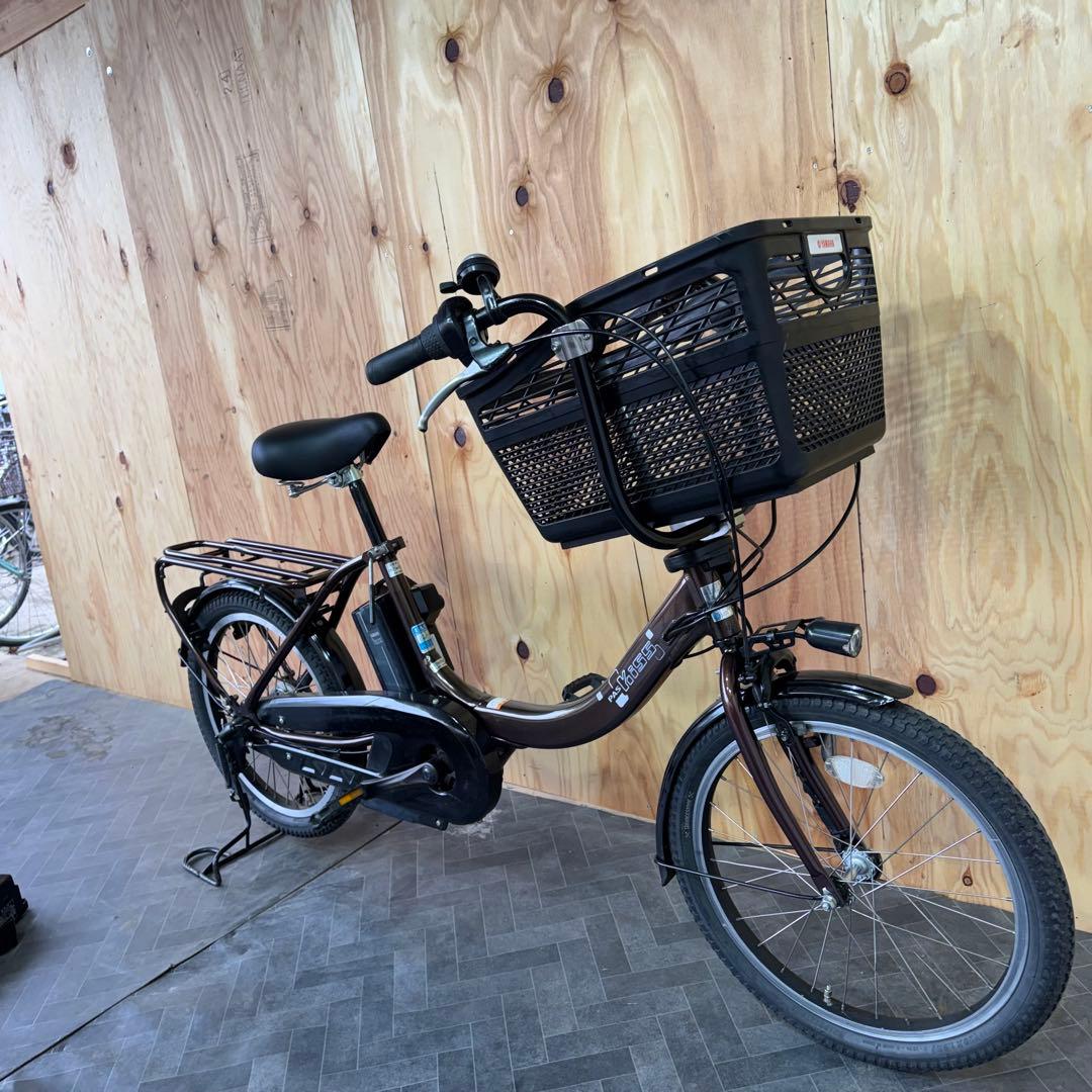 黒い電動アシスト自転車 前面バスケット付きバッテリー12.3ah