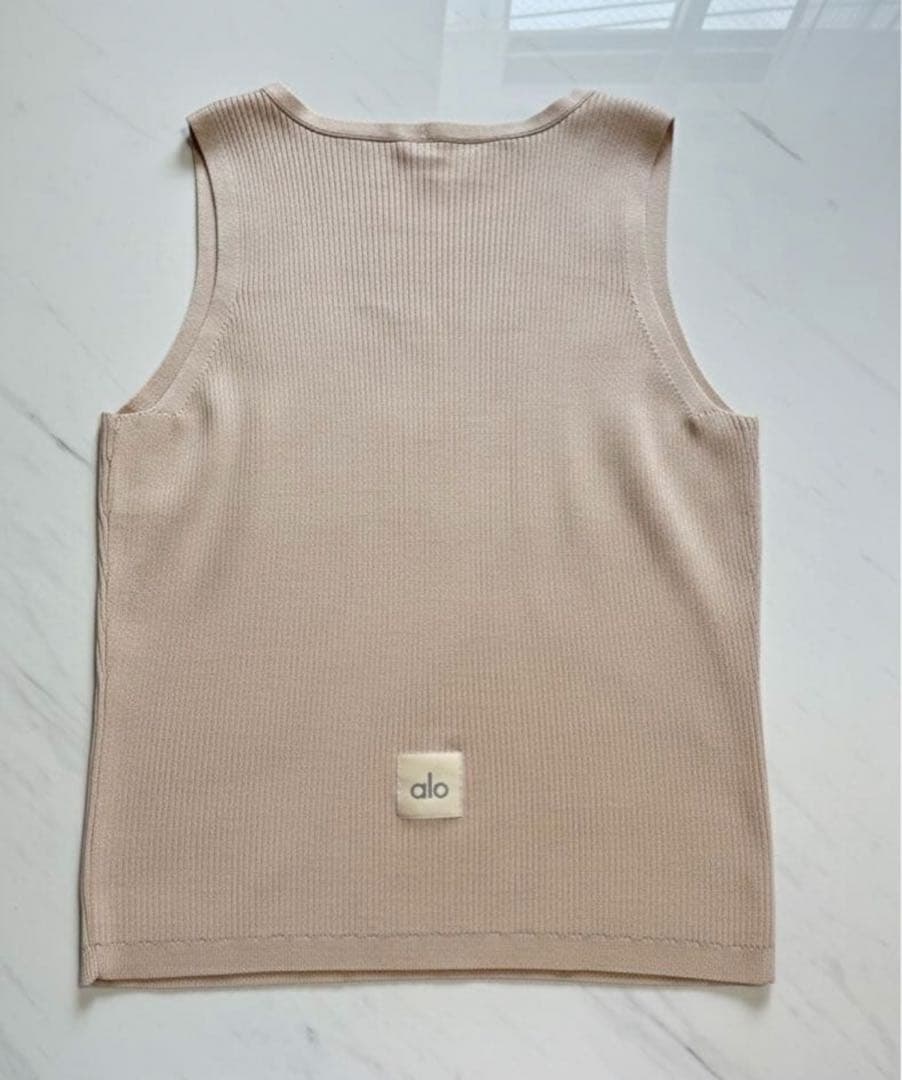 【超美品】aloyogaリブ編みニットベスト Vネック　シンプル　ベージュ　S