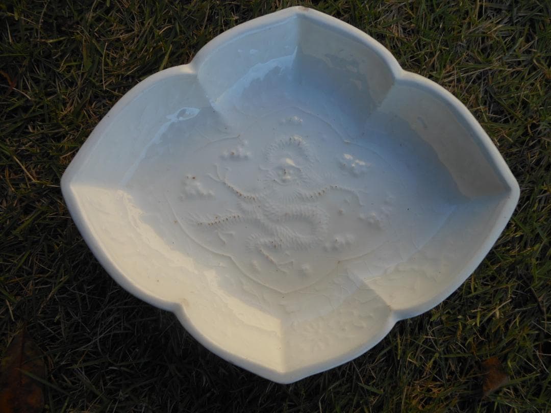 皿　白色　陽刻　龍図　木瓜型　古美術 時代物 和食器