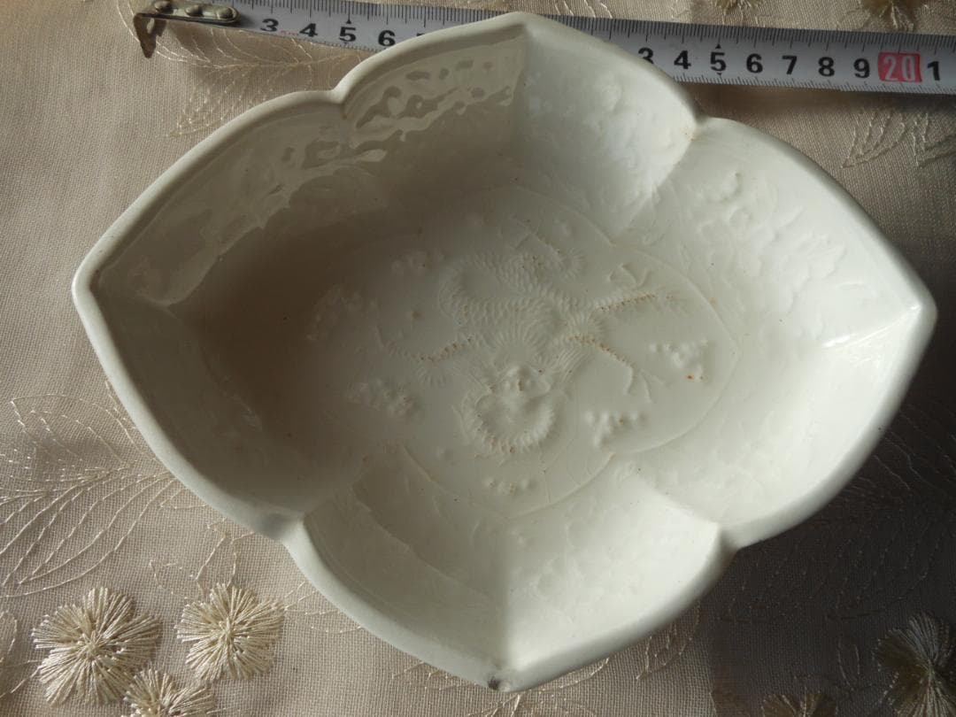 皿　白色　陽刻　龍図　木瓜型　古美術 時代物 和食器