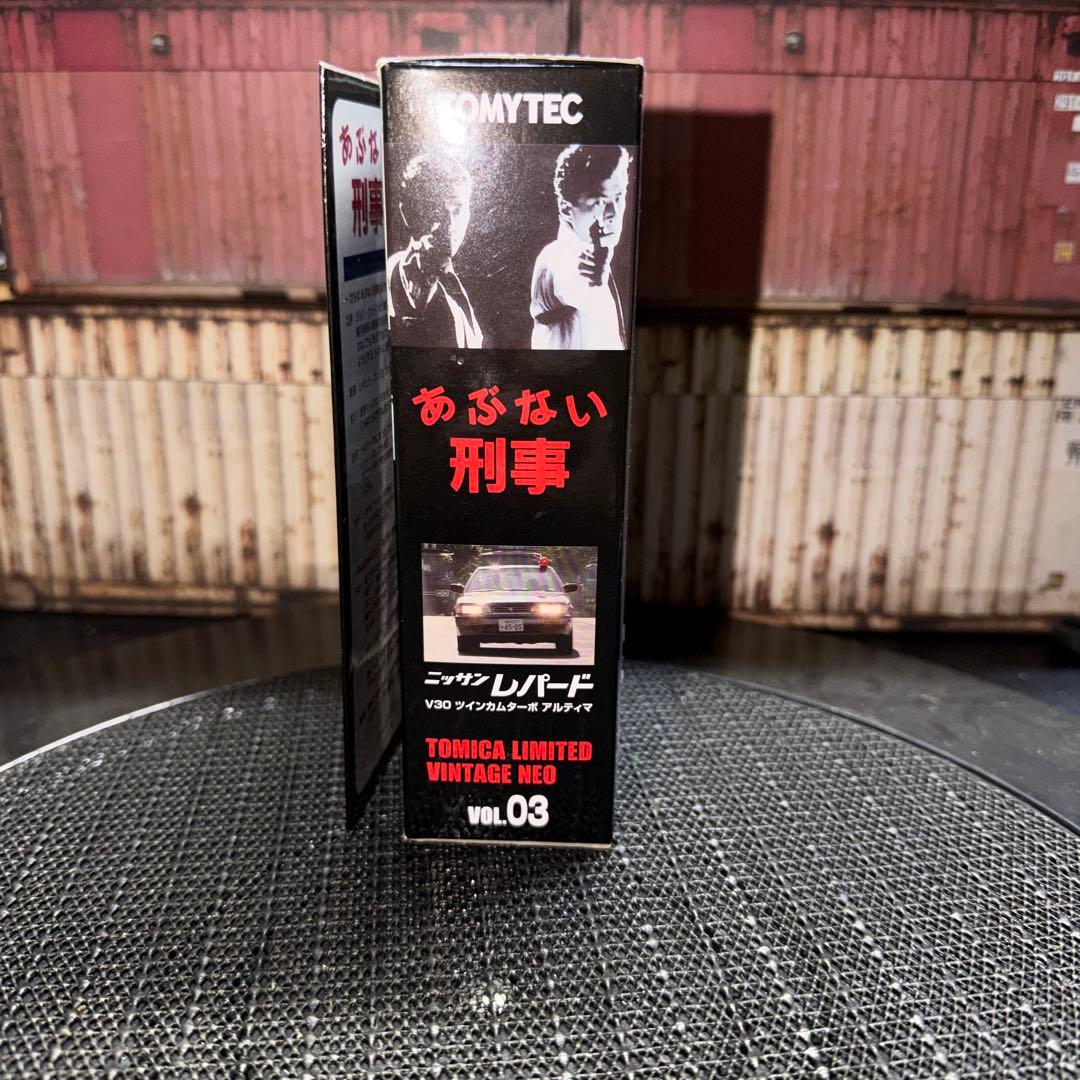 トミカリミテッドヴィンテージネオ　あぶない刑事　　　日産レパード
