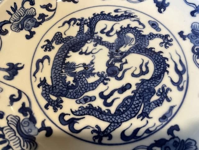 青いドラゴン模様の陶器皿
