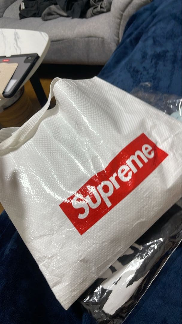 Supreme テレビ型キャラクターグッズ