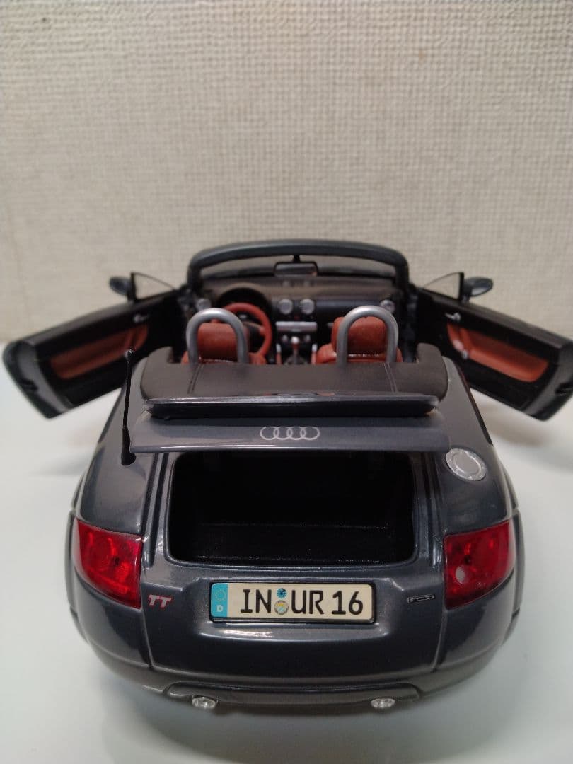 Audi TT ロードスター　1/18