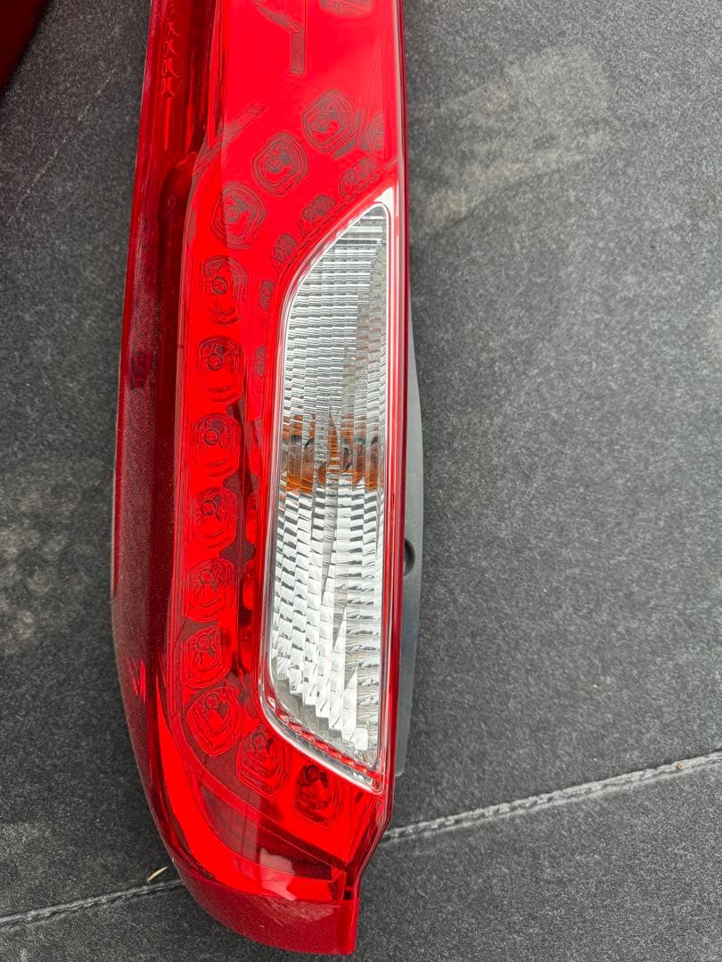 エクストレイル　NT31　後期　テールランプ　新車外し