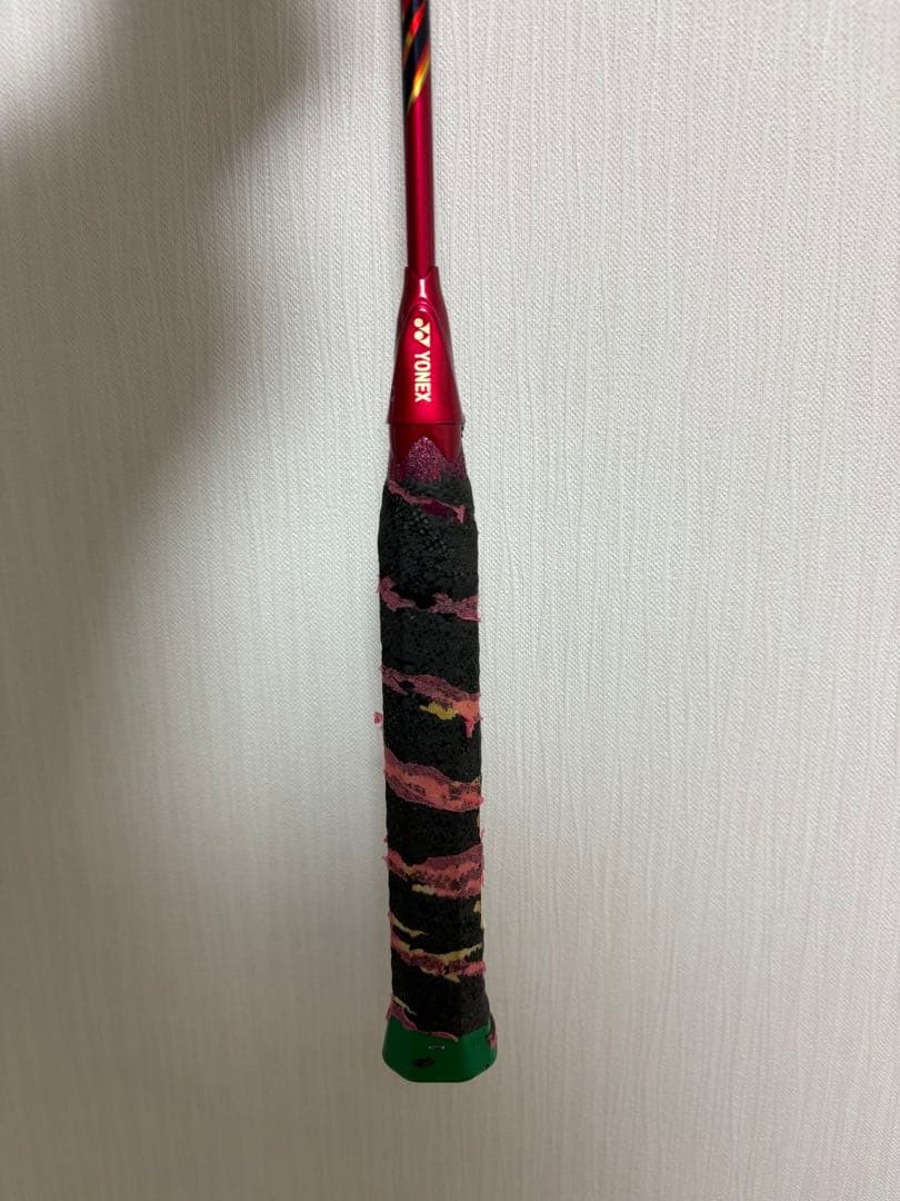 バドミントンラケット 黒/赤 軽量デザイン