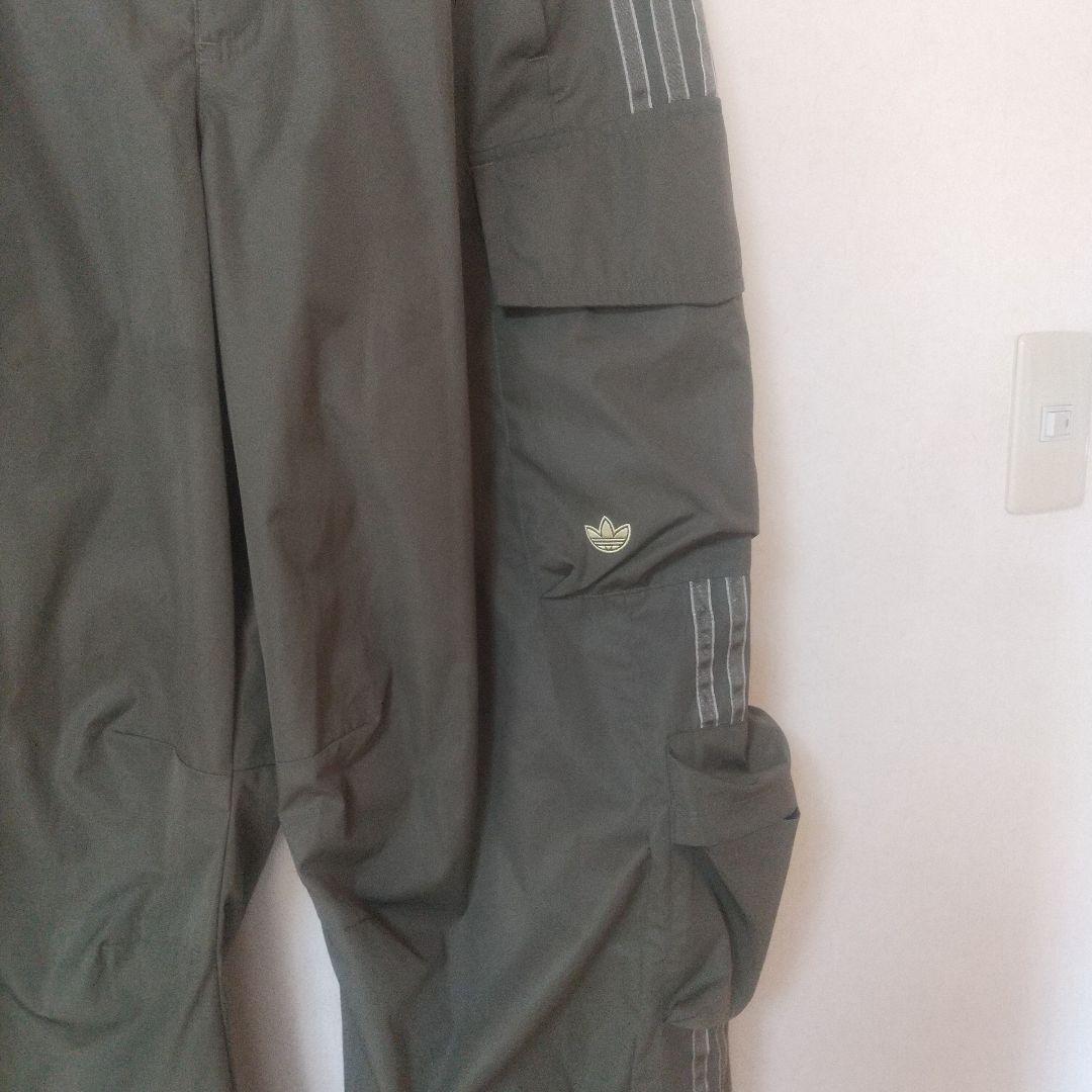 アディダスadidasカーゴ パラシュート ワークパンツ カーキ　トラックパンツ
