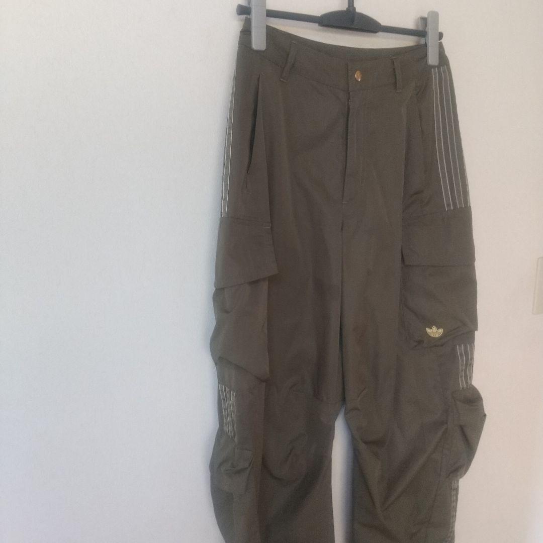 アディダスadidasカーゴ パラシュート ワークパンツ カーキ　トラックパンツ