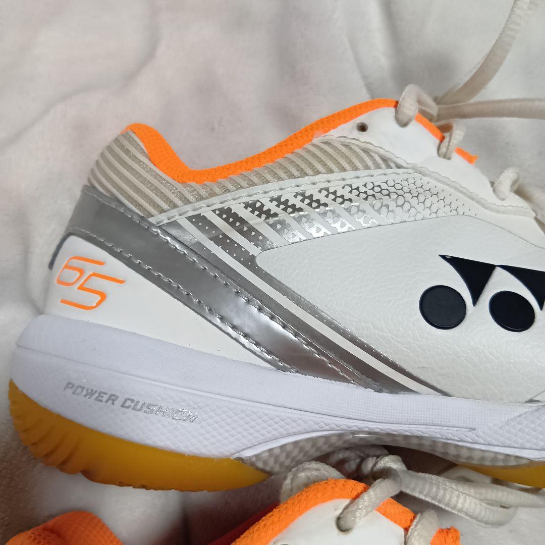 美品YONEX バドミントンシューズ SHB65Z3W 23.5cm W/OR