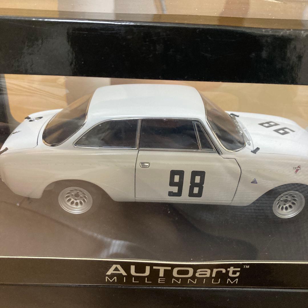 AUTOart アルファロメオgtam monza 1970ホワイト 1/18