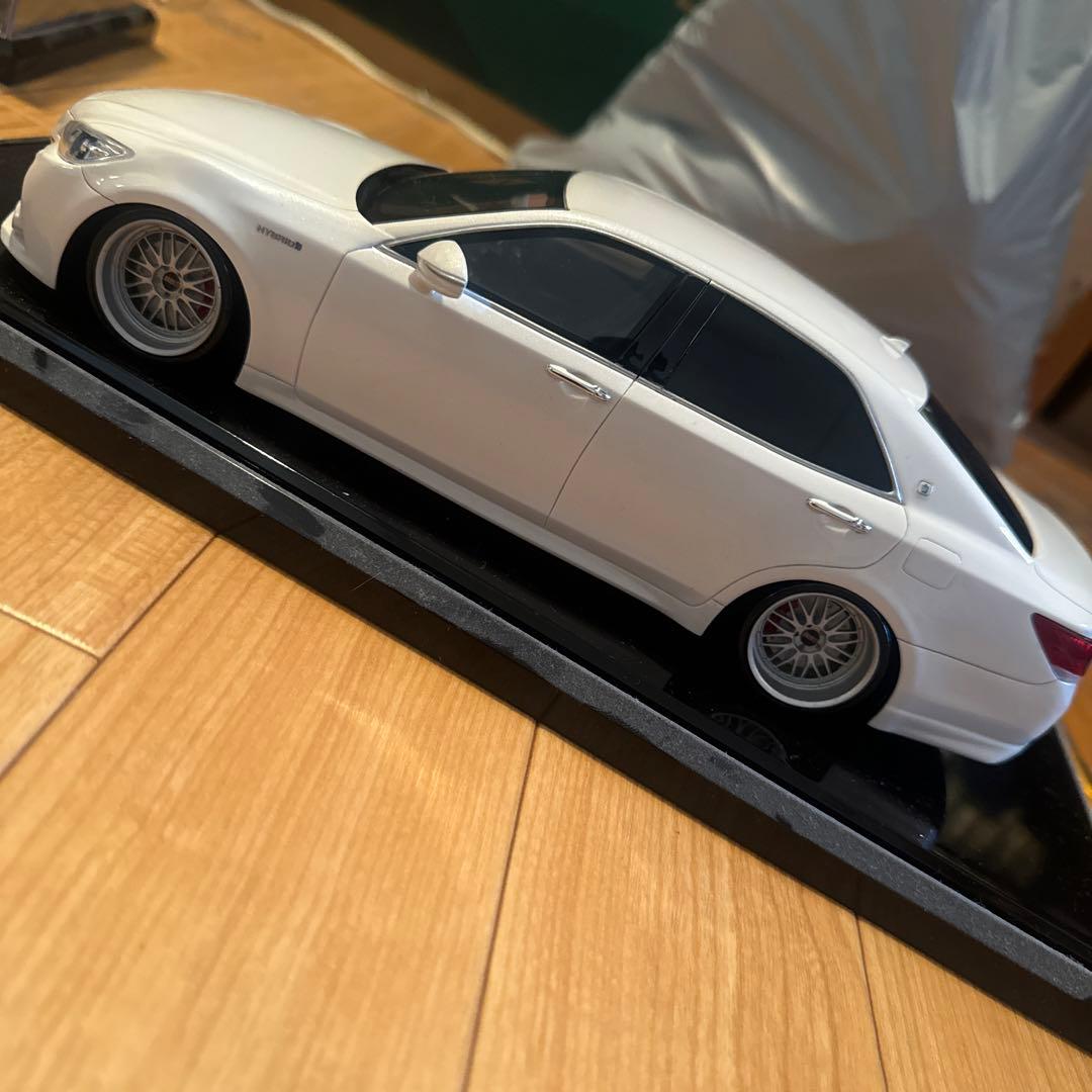 トヨタ クラウン 1/18スケール ホワイト