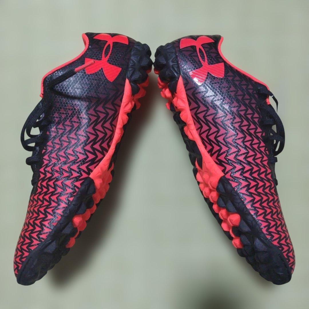 Under Armour　サッカー　トレーニングシューズ 黒/赤