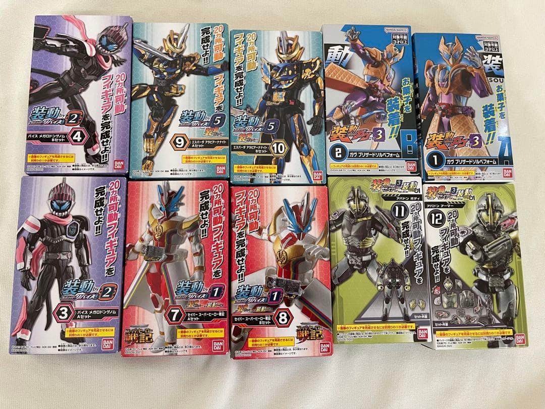 未開封　装動　64個　セイバー リバース　仮面ライダー フィギュアセット