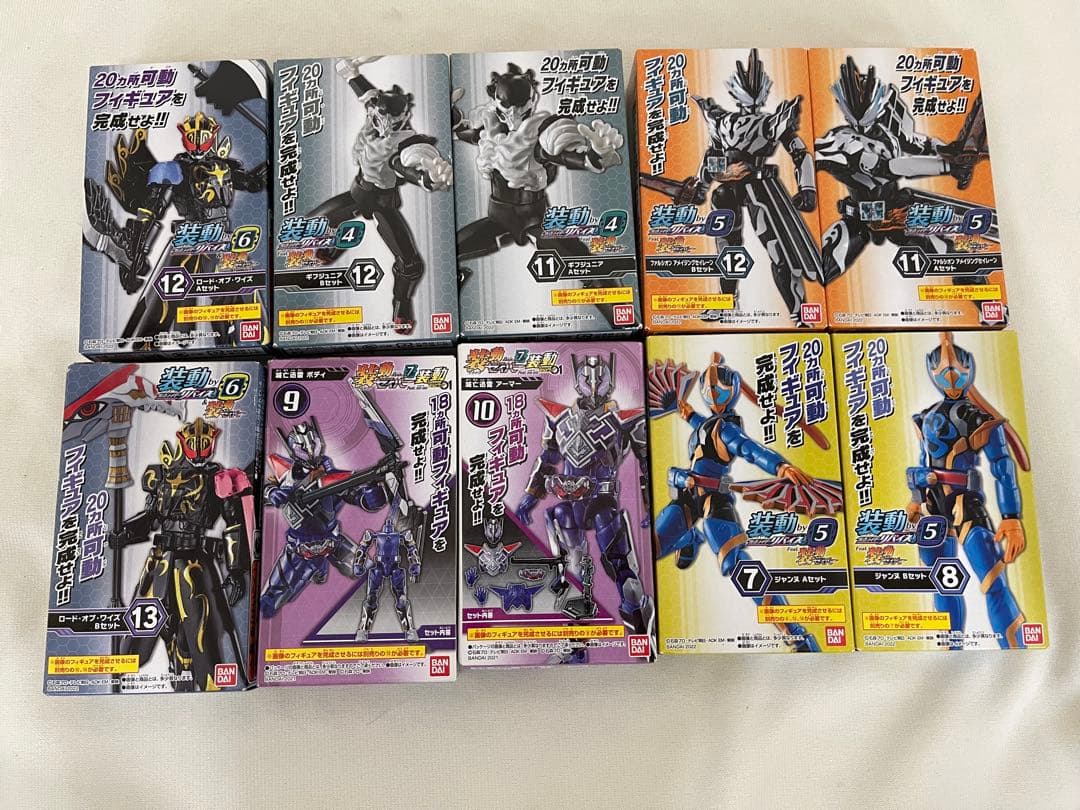 未開封　装動　64個　セイバー リバース　仮面ライダー フィギュアセット