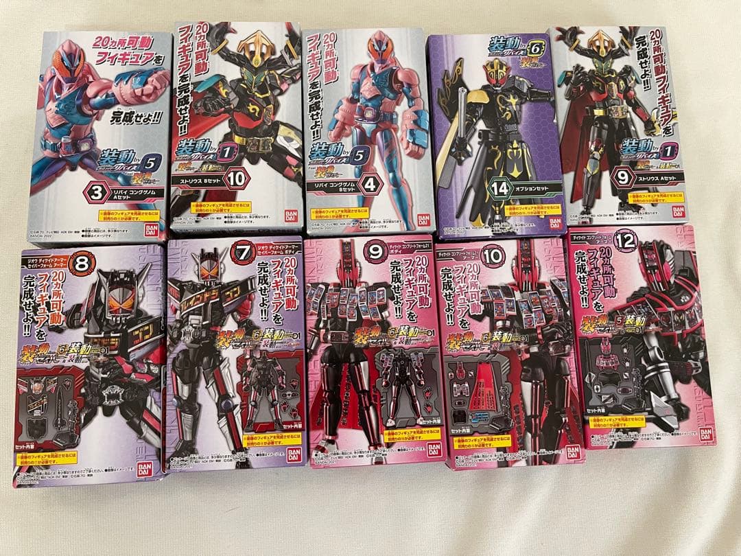 未開封　装動　64個　セイバー リバース　仮面ライダー フィギュアセット