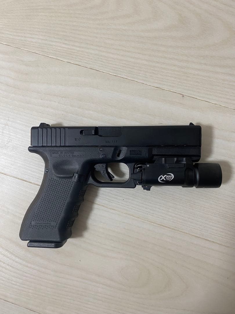 東京マルイ　ガスブローバックG17gen4 x300ライト付き