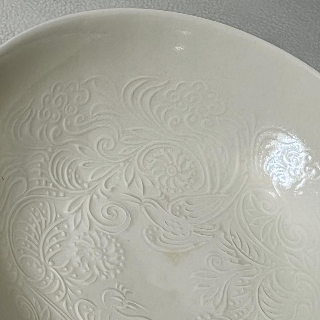 加藤渓山 牙黄磁 華鳥彫刻 鉢 共箱 菓子鉢 茶道具 【k3223a】