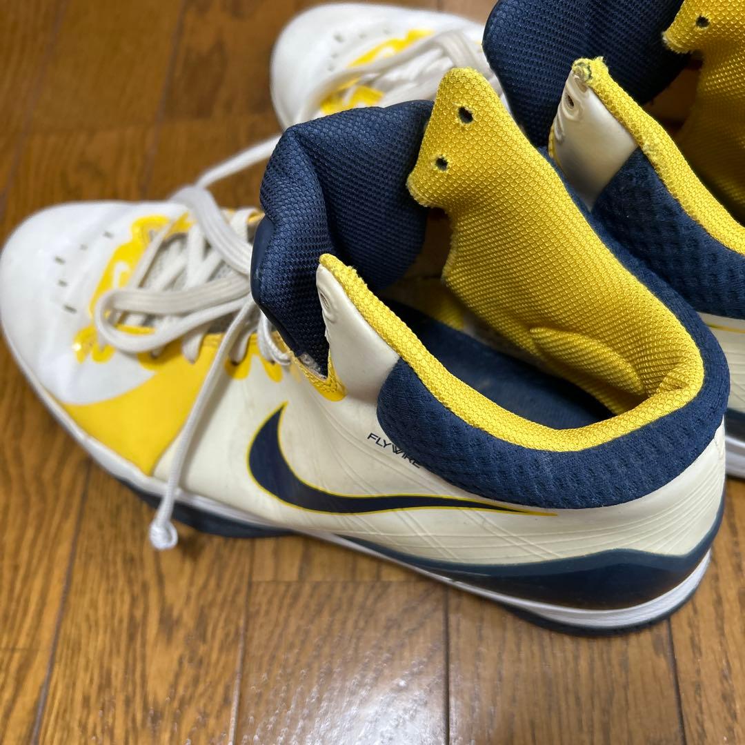Nike バスケットボールシューズ ホワイト/イエロー/ネイビー、田伏選手