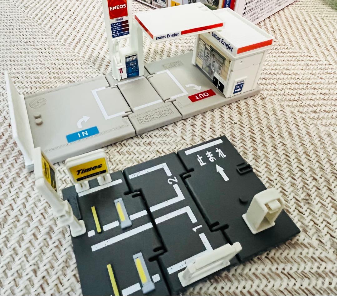 【美品】トミカタウンセット+ スシロー+ミスド+工事現場+トミカ9台まとめ売り