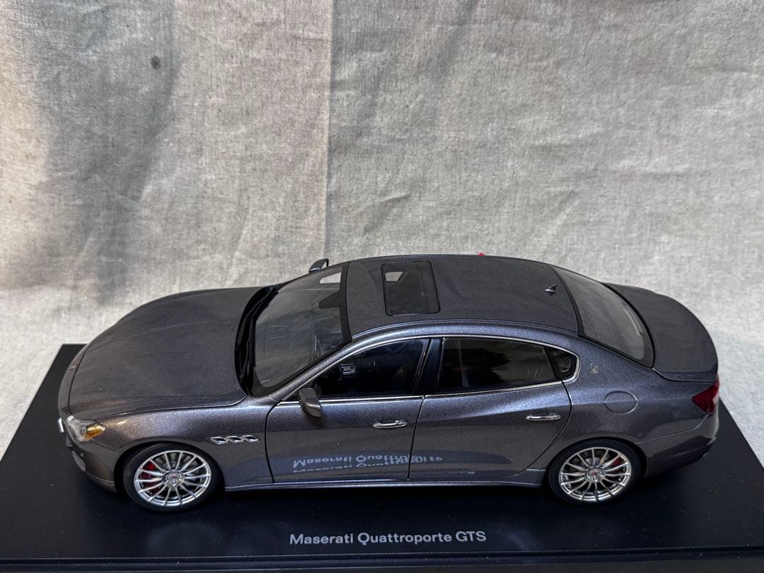 Maserati Quattroporte GTS ミニカー 1/18